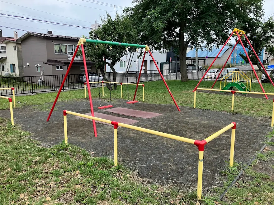 札幌西区西町梅林公園ブランコ