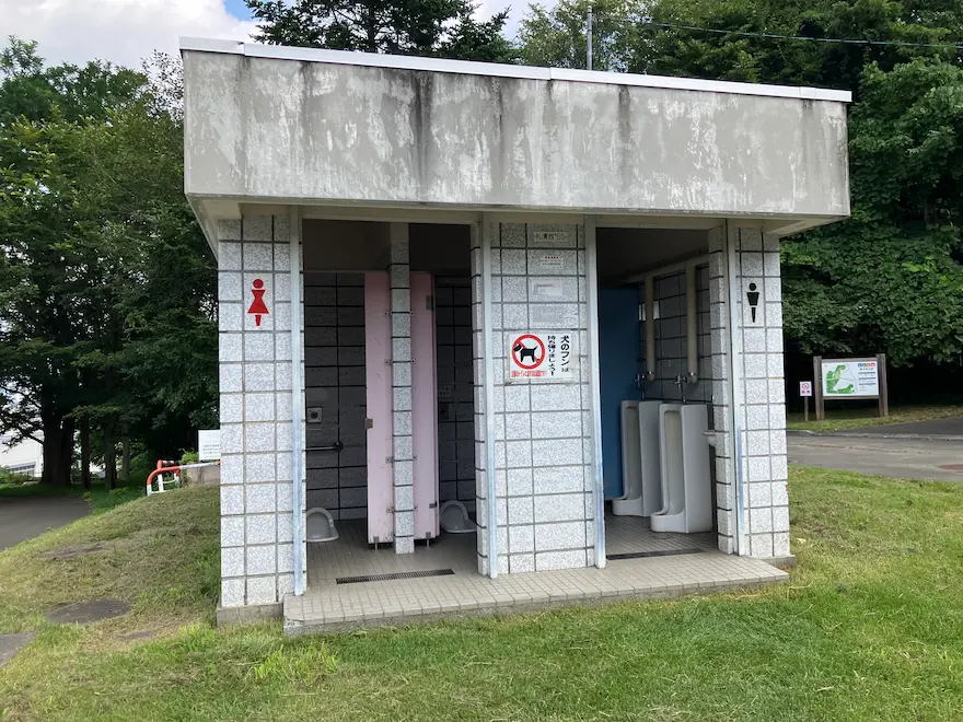 札幌市西区宮丘公園駐車場横トイレ