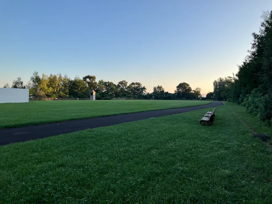 札幌市西区宮丘公園芝生広場