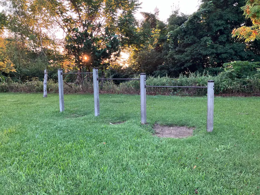 札幌市西区宮丘公園芝生広場鉄棒