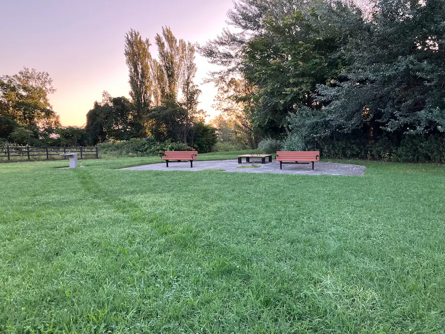 札幌市西区宮丘公園芝生広場休憩所